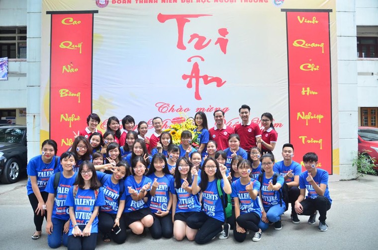 Hoa hau My Linh nhay flashmob cung sinh vien DH Ngoai thuong-Hinh-9